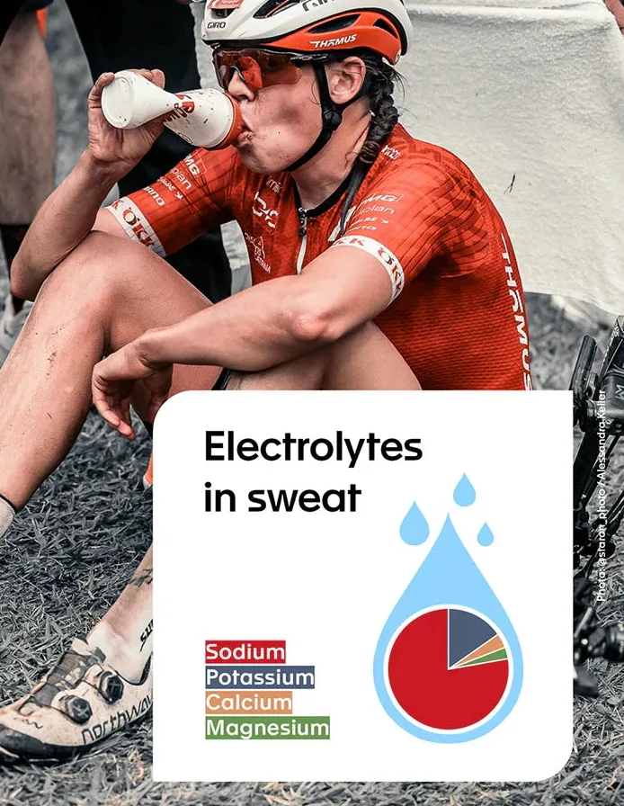 Cyklistka pije po závodě