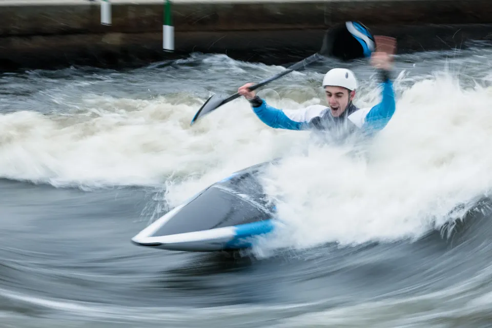 Vodní slalom: závodník v peřejích
