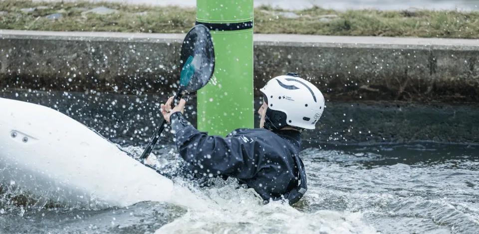 Závodníci v kayak crossu na trati